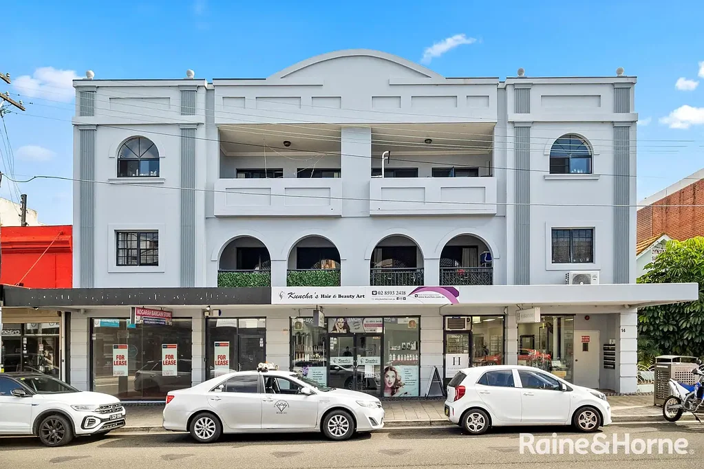 Kogarah 2房 Kogarah中心黄金地 100米车站 143平米宽厅 独立庭院 主卧带浴 高端安保 社区便利 Grandly Sized and Position-Perfect Lifestyle Residence