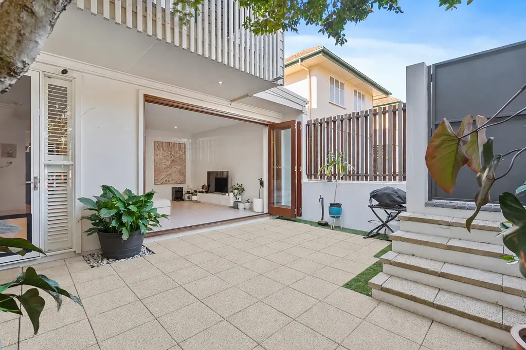 Yeronga 3房 超时尚联排别墅，带独立街道入口 Ultra Stylish Townhouse With Private Street Entry