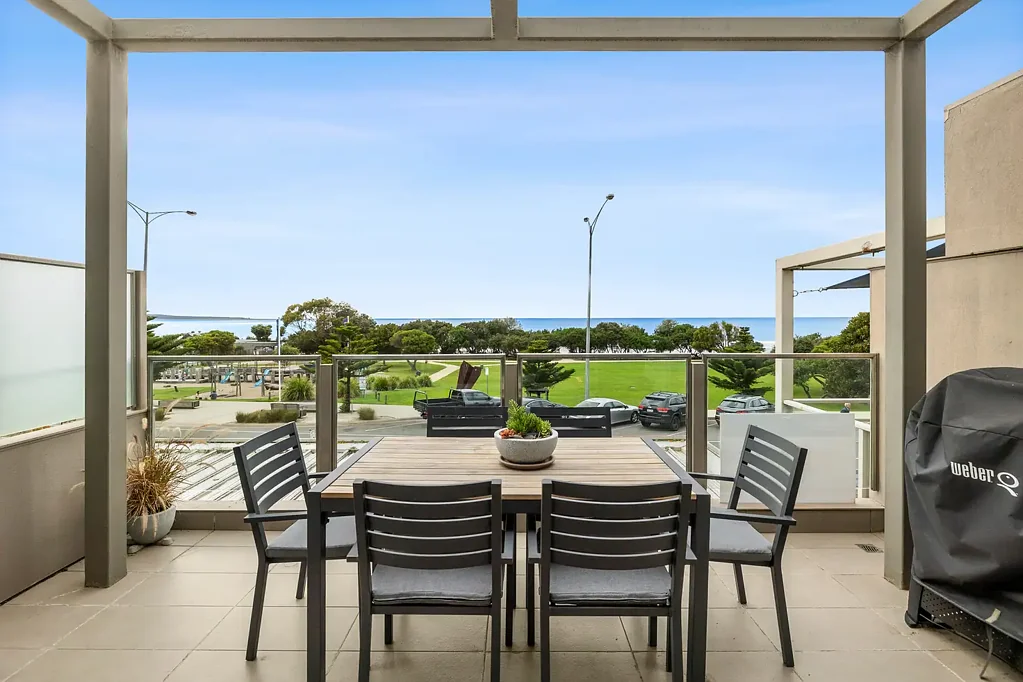 Lorne 2房  RIGHT IN THE HEART OF IT ALL!