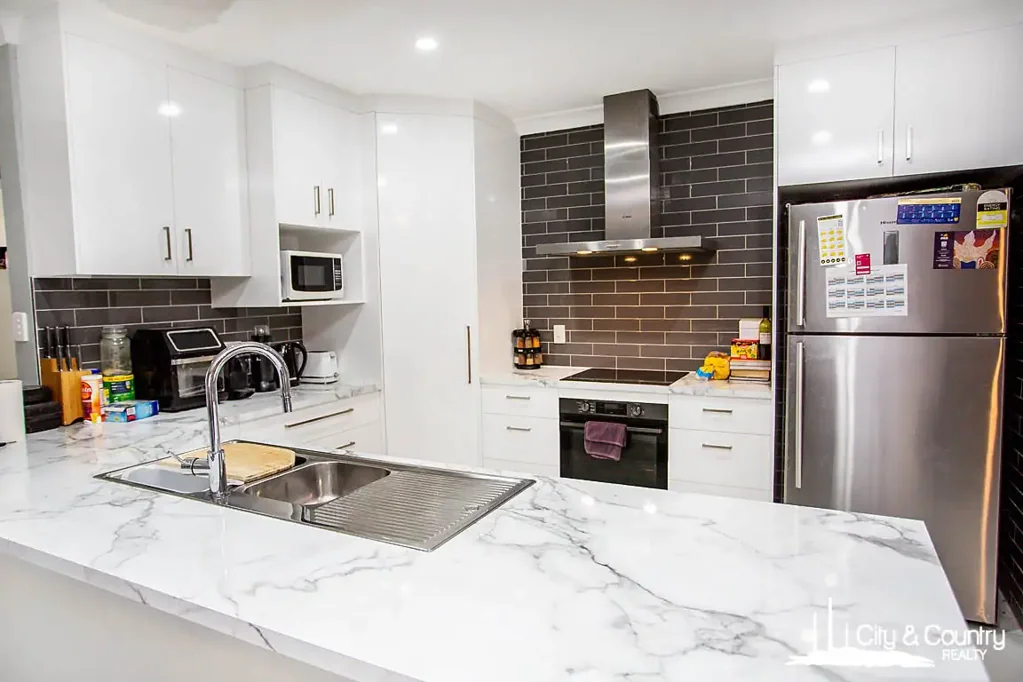 Mount Isa 4 Bedroom Perch in Style at 9 Raven – A Nest of Luxury!