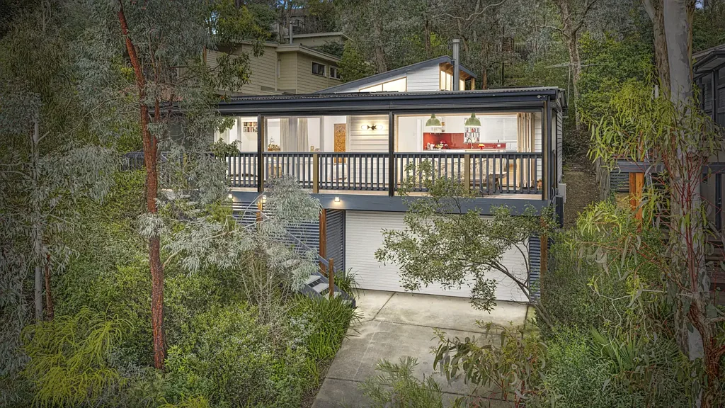 Eltham North 4房  Private Treetop Sanctuary with Space, Style & Family Appeal .