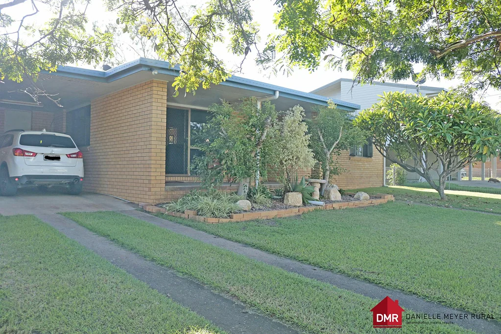 Mundubbera 4房  4-BEDROOM BRICK HOME - MOTIVATED SELLERS!!