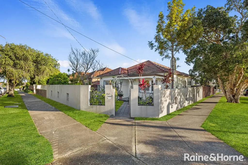 Kingsgrove 4Kwarto AUCTION IN ROOMS  THIS WEDNESDAY @ ROWERS ON COOKS RIVER (1 LEVEY STREET, WOLLI CREEK)