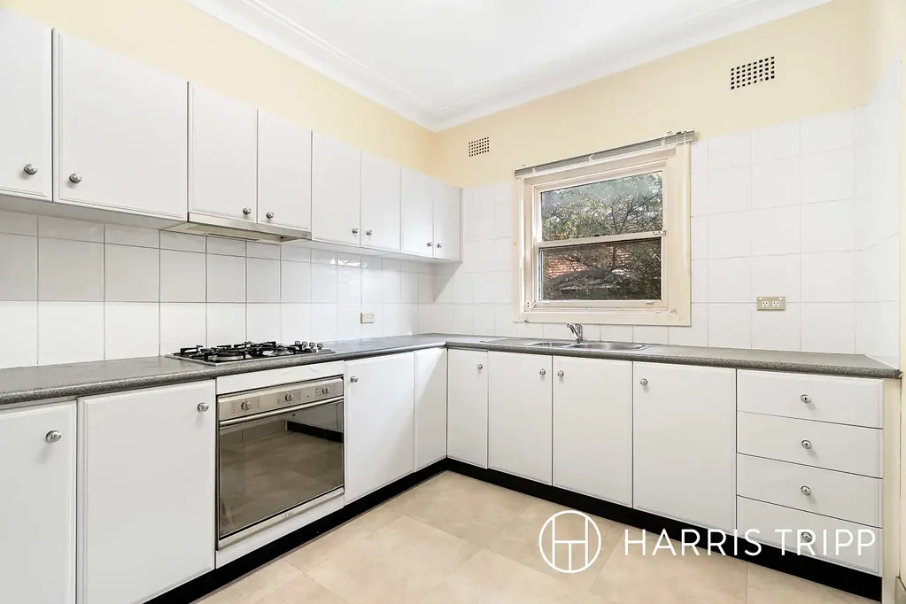 Charming Art-Deco Apartment in the Heart of Summer Hill