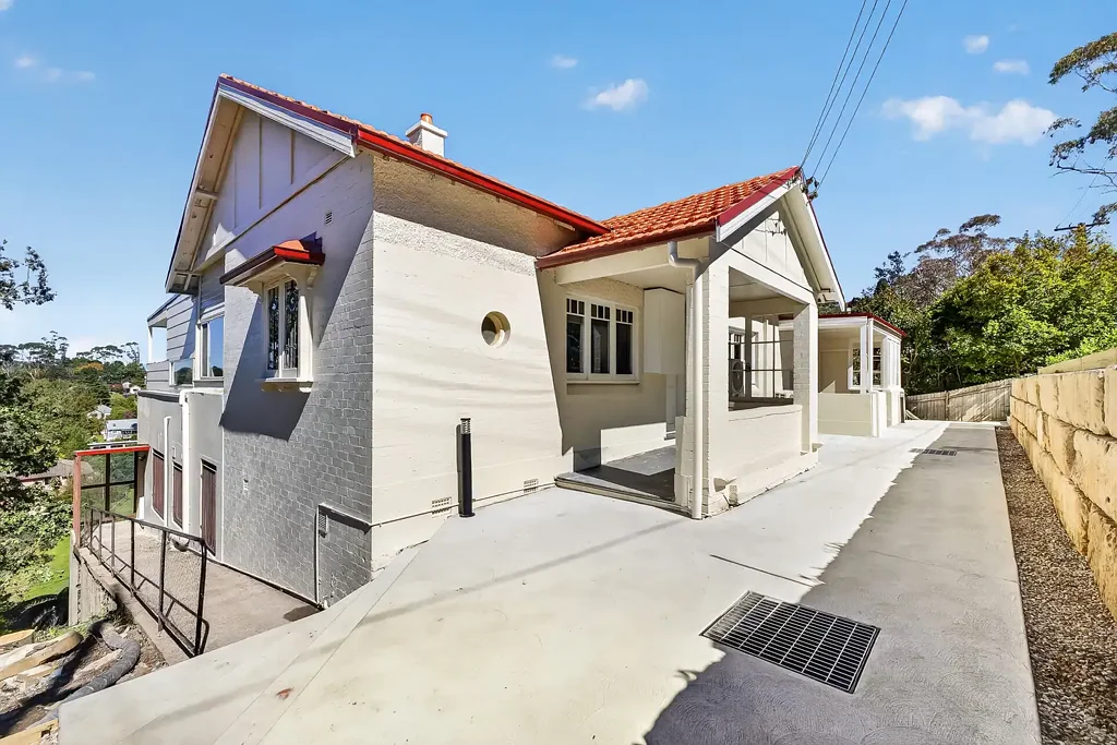 Stylish 3-Bedroom Unit with Escarpment Views & Modern Updates