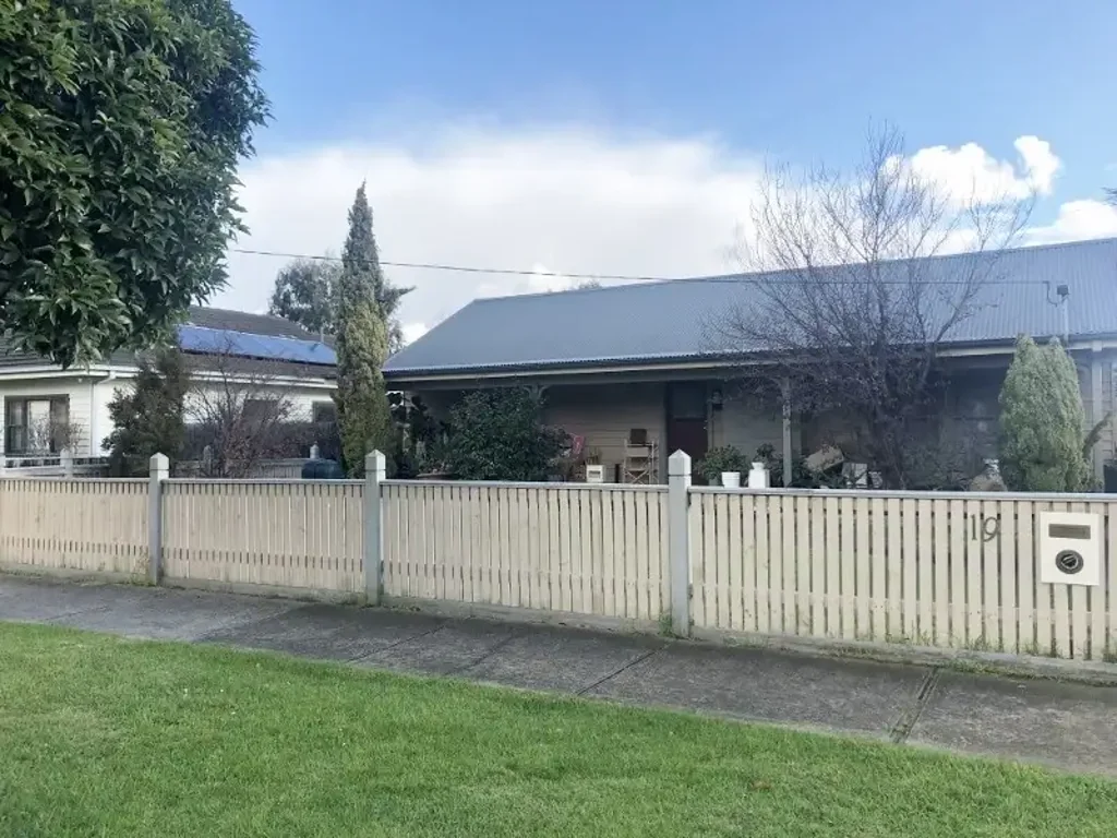 FAMILY HOME IN IDEAL LOCATION!