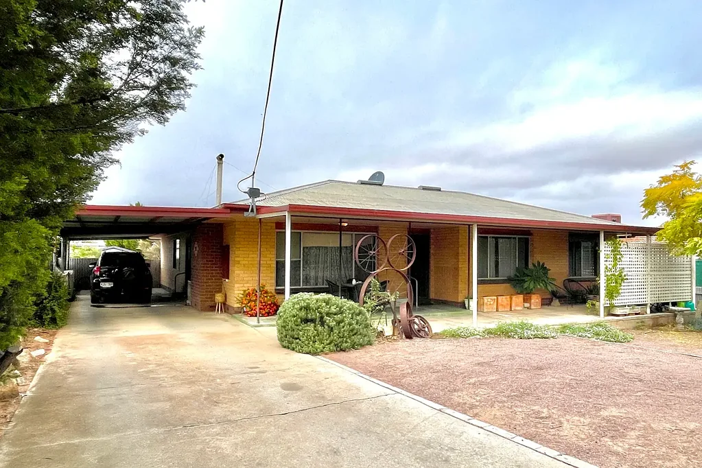 Wudinna 5 Bedroom Charming Brick Home in Prime Location