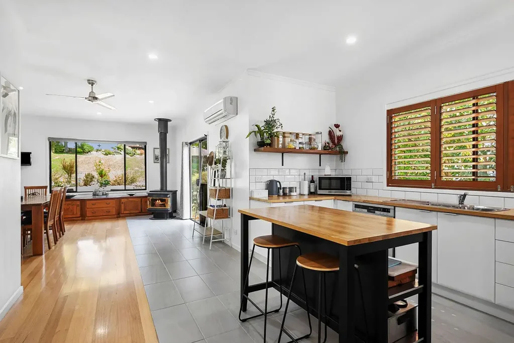 Forrest 4침실 MODERN FAMILY LIVING WITH THE CONVENIENCE OF BEING SOLD FURNISHED.