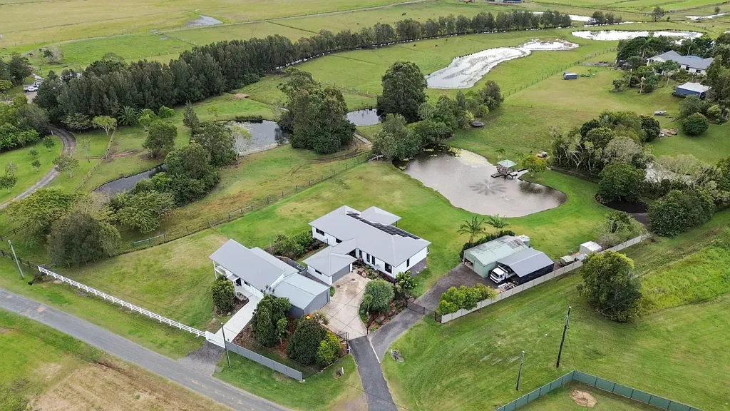 Bli Bli 6Zimmer SPACIOUS MODERN FAMILY OASIS ON 1.04 HECTARES WITH EXPANSIVE MAIN HOUSE, SEPARATE COTTAGE, MULTIPLE SHEDS, STUNNING DAM VIEWS, AND SERENE PRIVACY!