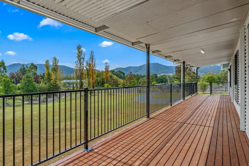 Gloucester 4房  Elevated Acre Living With Excellent Views