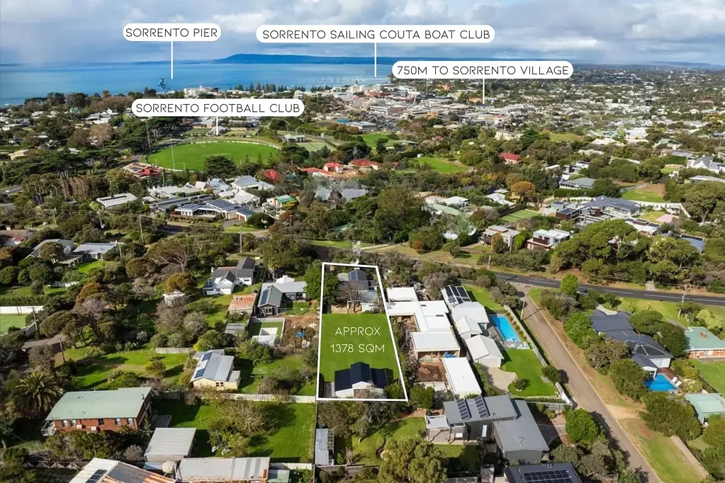 Sorrento 3房 Sorrento中心高地 1378sqm北向地块 海滨魅力现代设计 前后双住宅潜力 步行Sorrento Village 海滩海岸步道近。 Prime Dual-Lot Opportunity with Period Charm – Walk to Sorrento Village