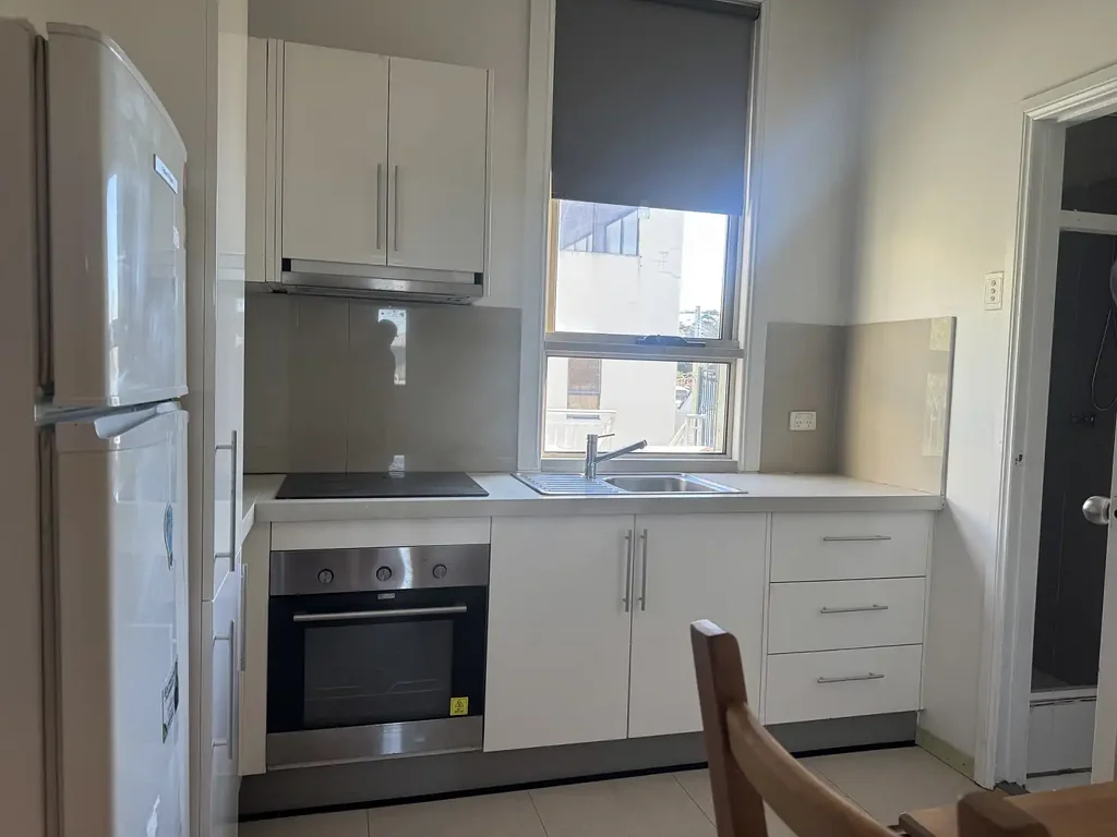 LARGE 1 BEDROOM FLAT