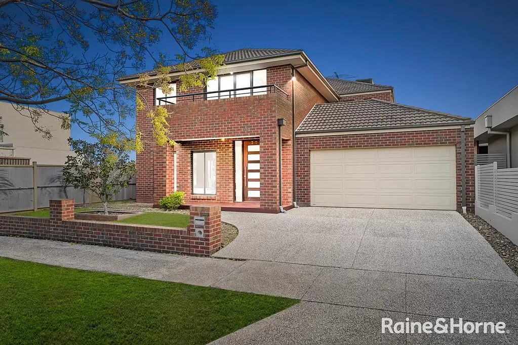 Caroline Springs 5Moenga "Spacious Family Excellence with Lake Views"