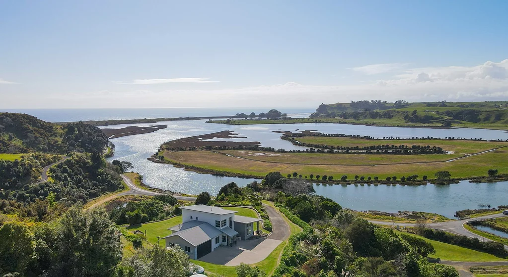 Waiotahe 4બેડરૂમ OHIWA HAVEN WITH A VIEW TO BUY FOR!