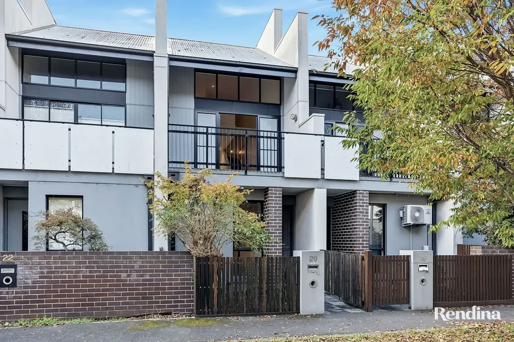 North Melbourne 2房 市中心生活 时尚联排 三层设计 两卧宽敞 主卧套间 高级装修 开放空间 南向露台 多功能学习角 智能车库 北梅优质地段 Contemporary Three-Level Living in the Heart of North Melbourne