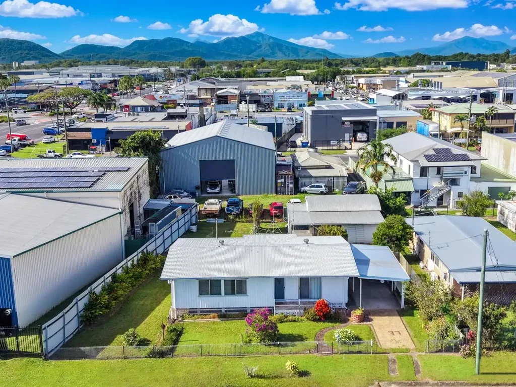 Bungalow 3房  One Owner For Over 60 Years On A  748 m2 Low Impact Industry Zoned Block !