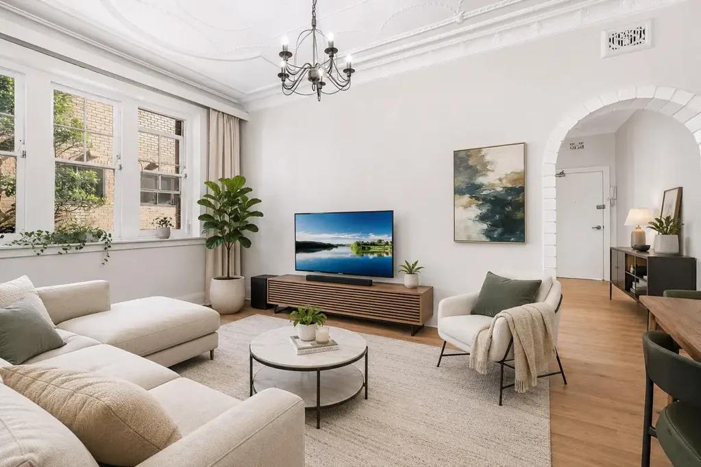 Two Bedroom Art Deco Apartment Minutes to the Coogee Beach