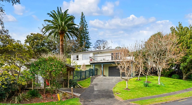 15 Robbies Road, Shelly Park, Manukau City