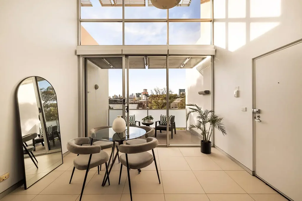 Rosebery 2Zimmer Sunlit Split-Level Retreat with Sweeping City Views