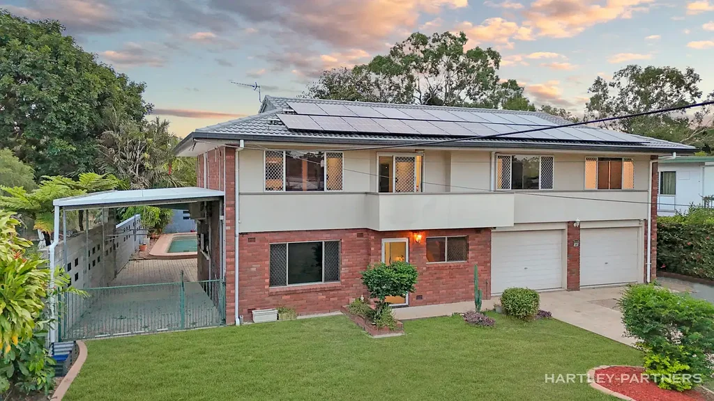 Wulguru 4 Bedroom Poolside Family Oasis with a Gate to the Park