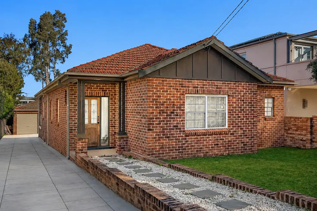 Hurstville Grove 4房 宽敞地块（约 615 平方米）上的空间、特色与潜力 Space, Character & Potential on a Generous 615m² approx Block