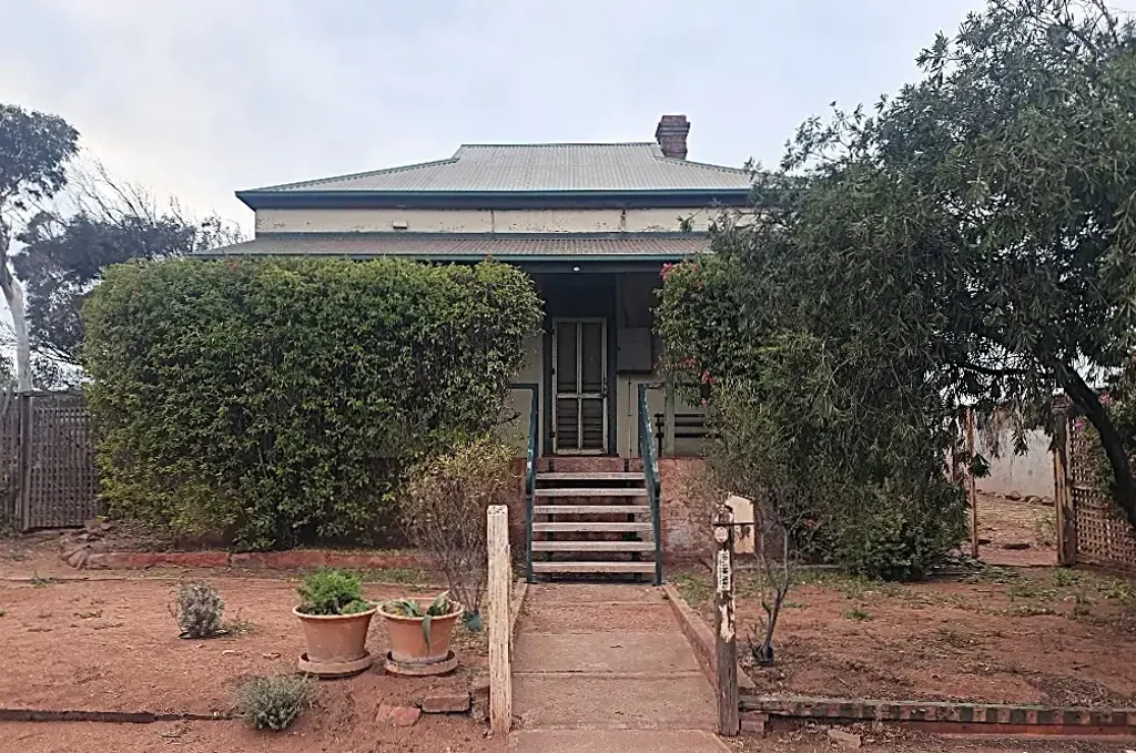 Whyalla 3房  1926 SYMMETRICAL COTTAGE-
 A CHANCE TO RENJUVINATE A  LITTLE BIT OF HISTORY
