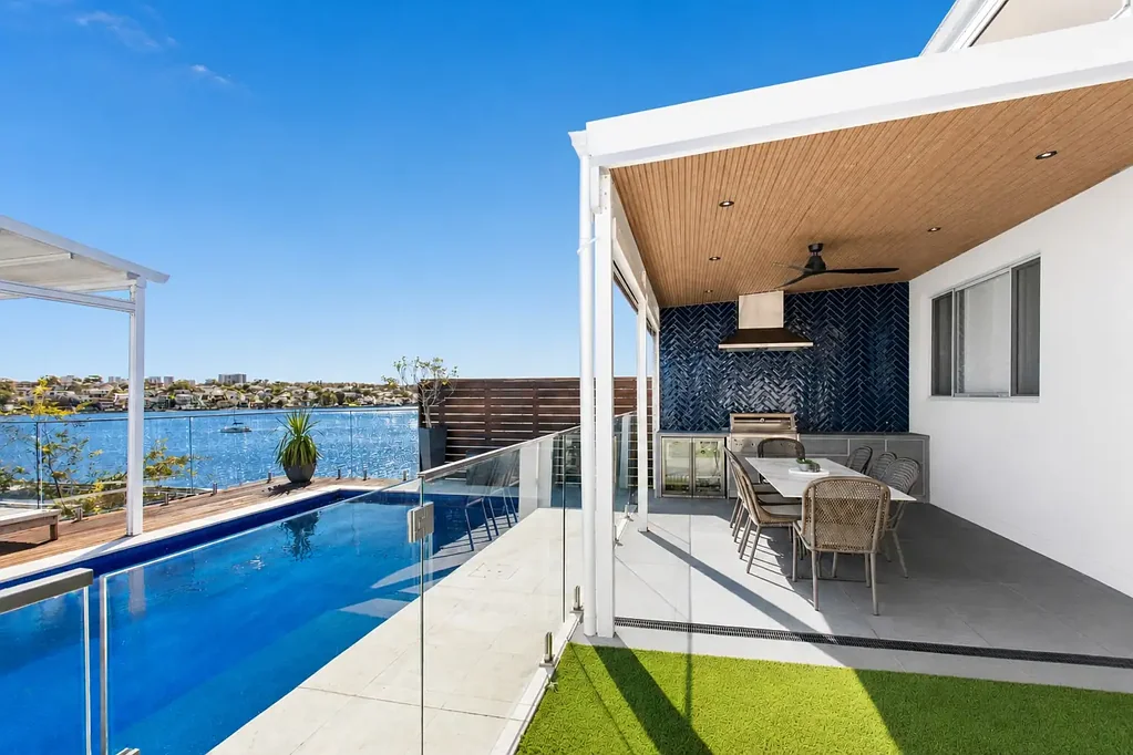 Sans Souci 4Zimmer Prestigious Waterside Residence with Uninterrupted Water Views