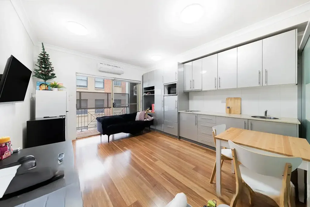 CHOICE OF 5 APARTMENTS IN THE HEART OF SURRY HILLS