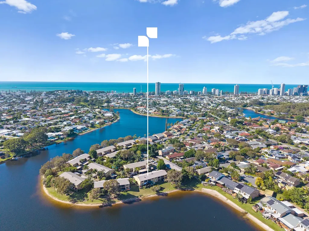 Burleigh Waters 2Zimmer Relaxed Waterfront Living in the Heart of Burleigh Waters