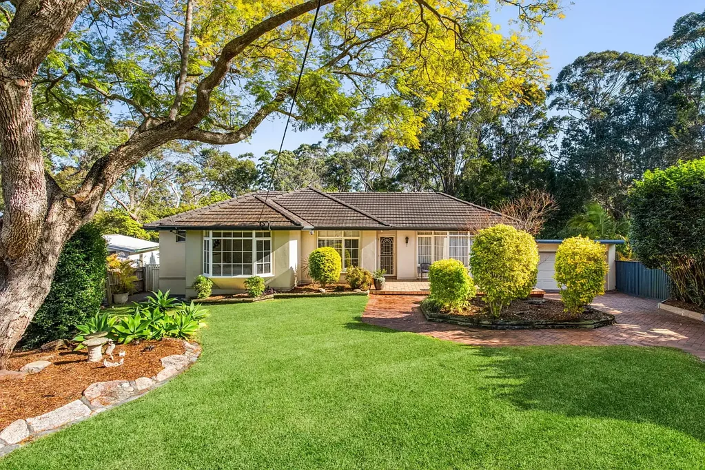 Frenchs Forest 4Kwarto Expansive Family Oasis on a Coveted Parkside Cul-De-Sac