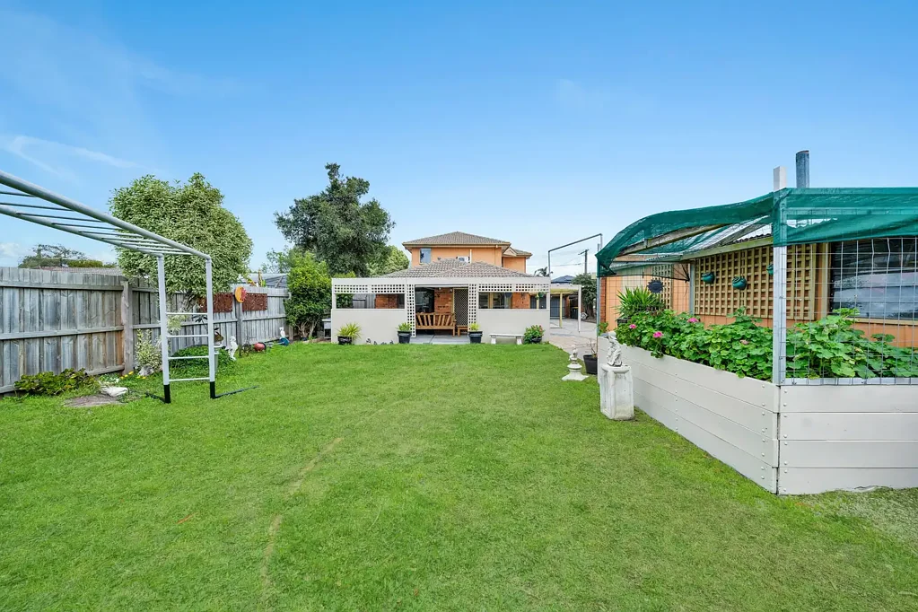 Carrum Downs 5房 宽敞650平地块 令人印象深刻的双层客厅 主卧带步入式衣帽间和套间浴室 开放式厨房与用餐区 巨大户外娱乐空间 超大lockable车库 五个分体式空调与管道供暖 Huge Family Home in Central Location