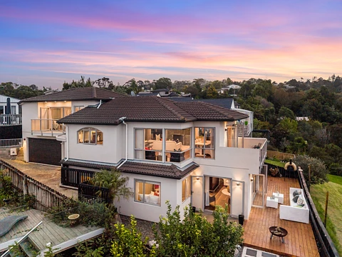 Hillsborough 4房  Modern living with stunning views!