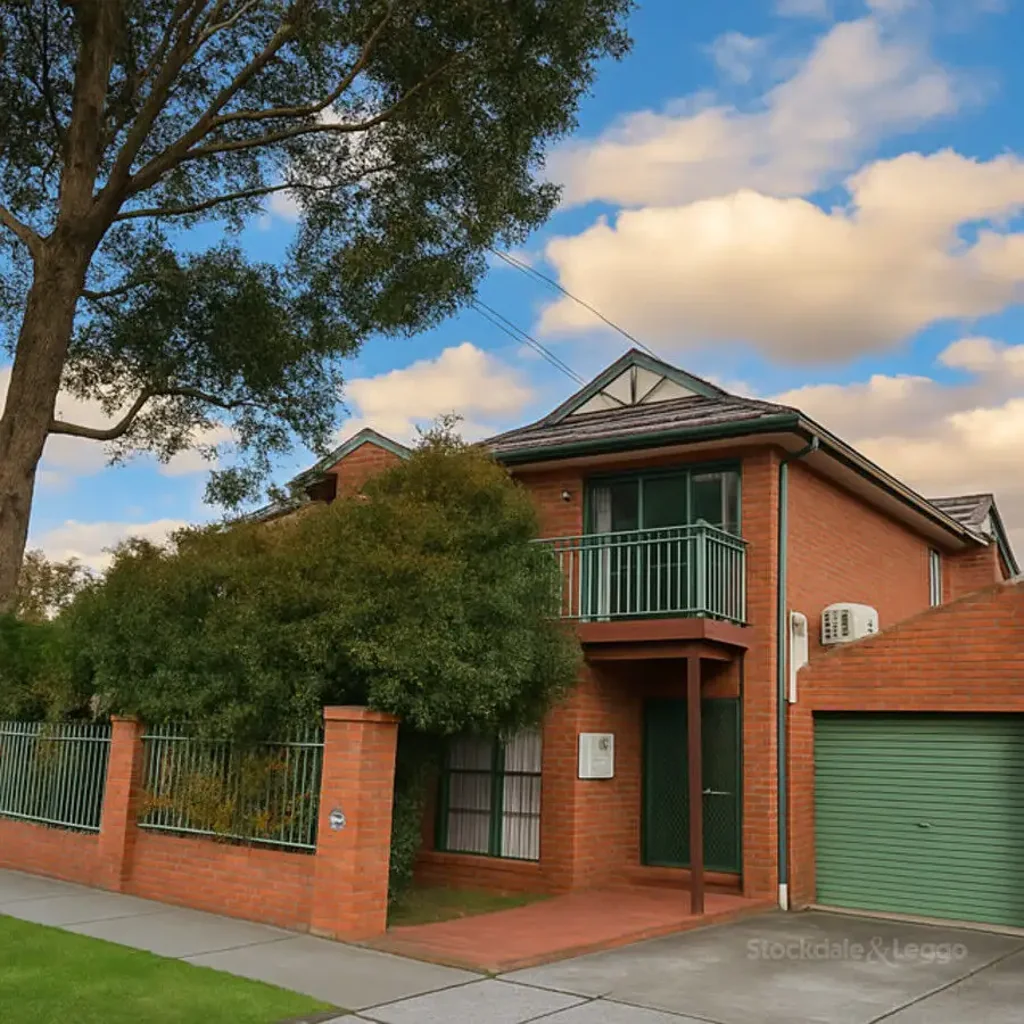 BEAUTIFUL MODERN THREE BEDROOM TOWNHOUSE PERFECTLY LOCATED