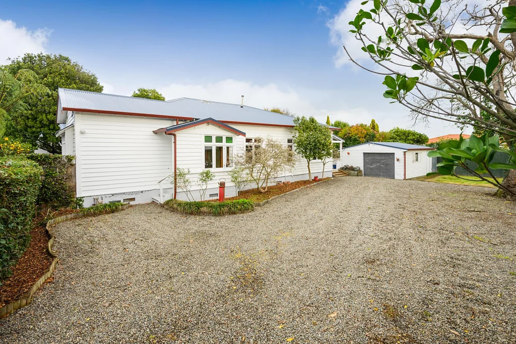 Awapuni 4房  Grand Character, Prime Riverdale, 1090m2 section!