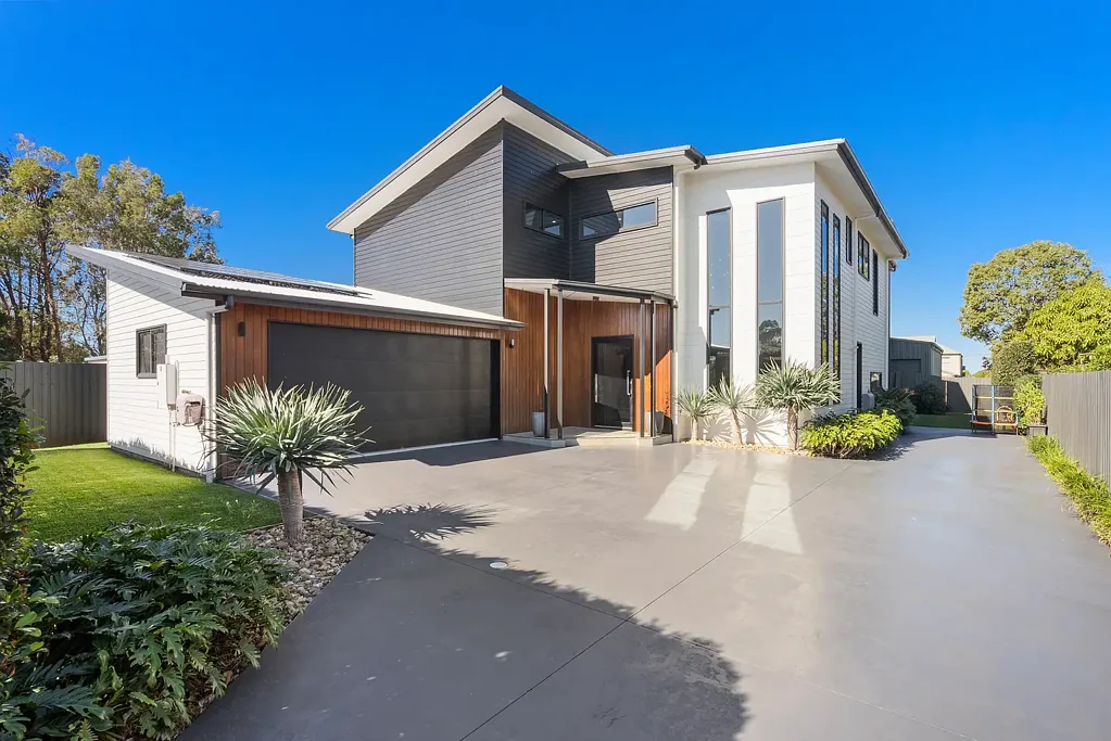 Victoria Point 4 Bedroom Architectural Brilliance with Bay Views, Solar Efficiency & Outdoor Luxury - A True Lifestyle Sanctuary