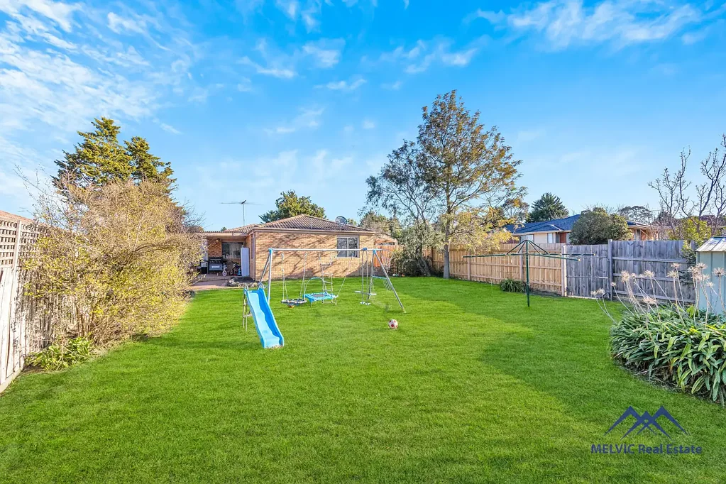 Hampton Park 4房 宁静庭院位置 583m²宽敞地块 四卧主卧带卫浴步入式衣帽间 开放式厨房餐厅 分体空调燃气供暖 两区娱乐空间 车道侧门储物 Spacious 4-Bedroom Family Home in a Quiet Court – Perfect for Nest or Invest.
