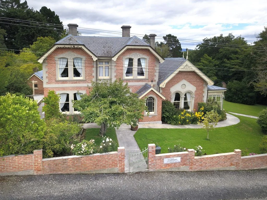 Lawrence 7ਬੈੱਡਰੂਮ An Elegant and Versatile Historic Homestead