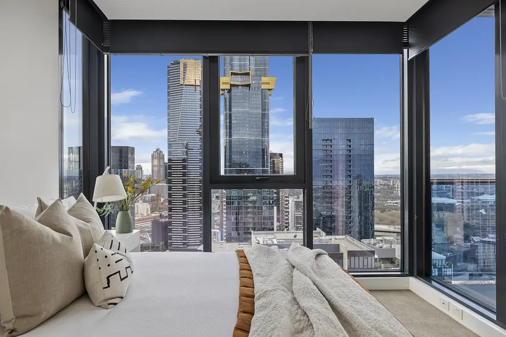 Southbank Central Apartment with Study