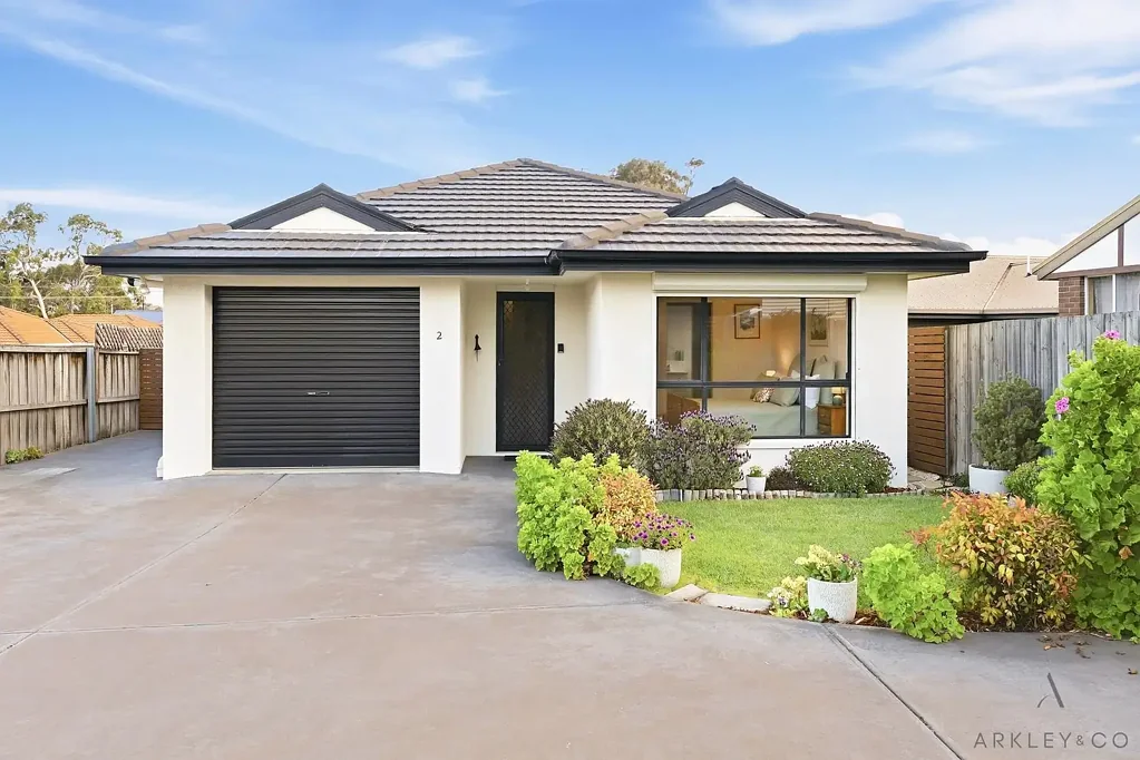Lindisfarne 3 Bedroom Spacious Single - Level Living in the Heart of Lindisfarne