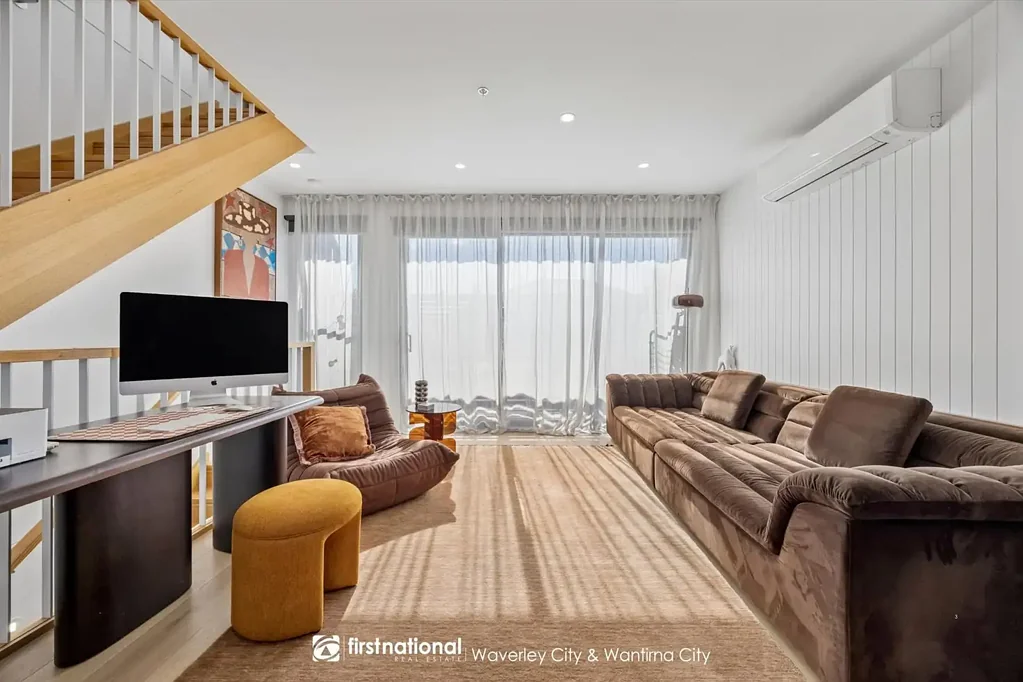 Elwood 3Kwarto Tri-Level Townhouse Living in the Heart of Elwood