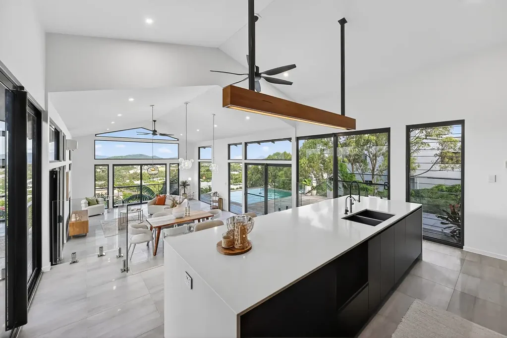 Bushland Beach 4房  Elevated Coastal Living with Unmatched Views & Privacy