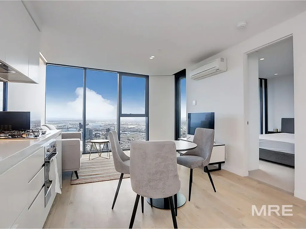 Spacious fully furnished apartment in the heart of the CBD