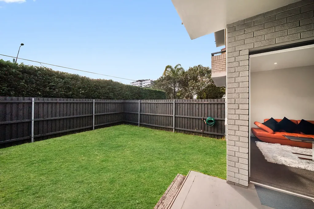 Kogarah 2房 精品底层公寓 优越市中心位置 两卧带步入式衣帽间 现代厨房 开放式起居区 超大私人庭院 安保车库 Villa-Style Garden Apartment in Prime Kogarah Location