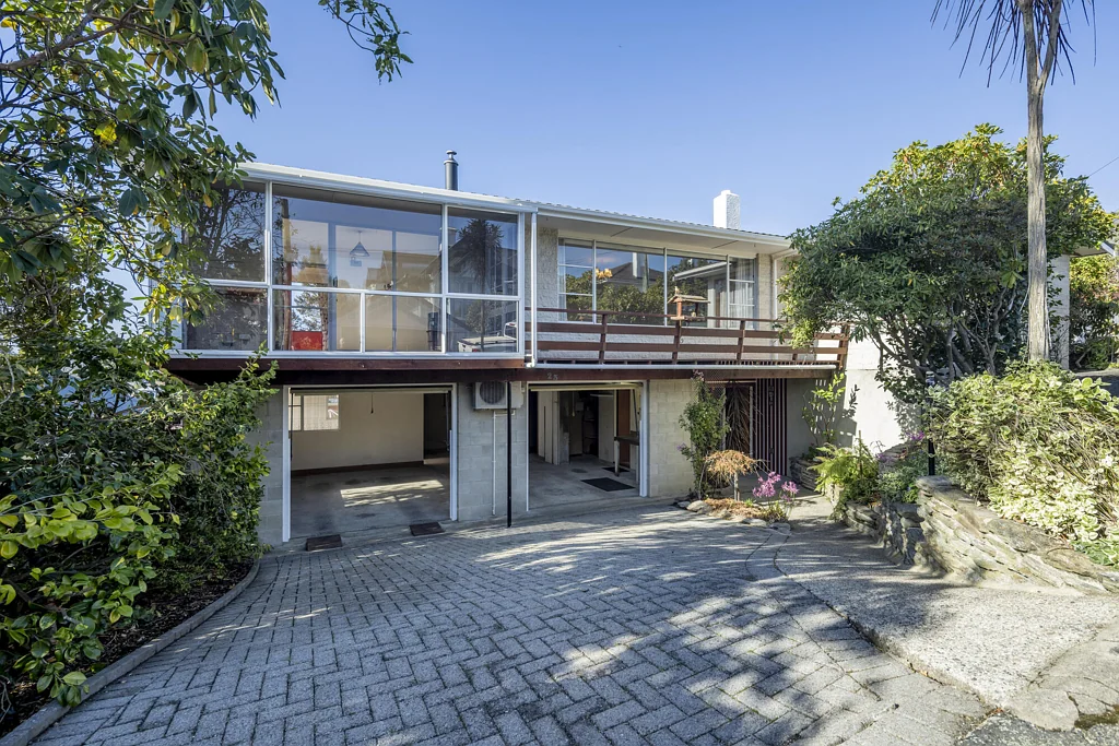 Mornington 3房  A classic with character – reimagine with reward