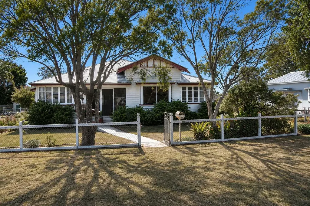 Nanango 3ਬੈੱਡਰੂਮ Timeless character, space and endless potential on half an acre.