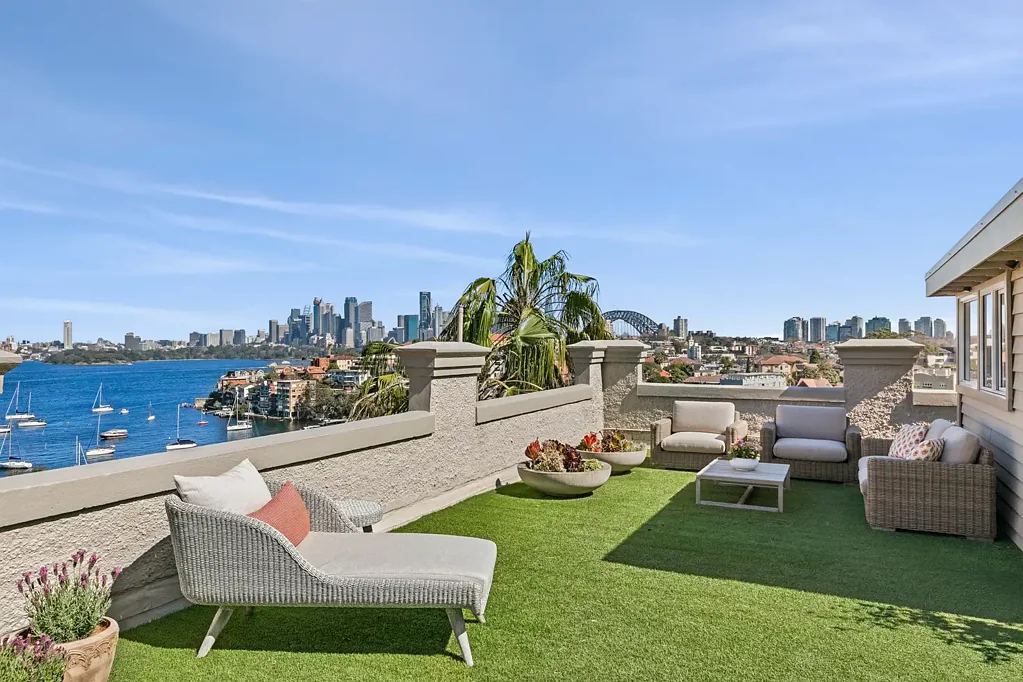 Cremorne Point 3房 悉尼天际线景观 377sqm半独立产权 壮观港湾视野 宽敞屋顶露台 现代石材厨房 主卧阳光房 en-suite淋浴 精品小区仅六户 滨水步道近享 Rare semi-style apartment with private rooftop terrace & iconic Bridge views