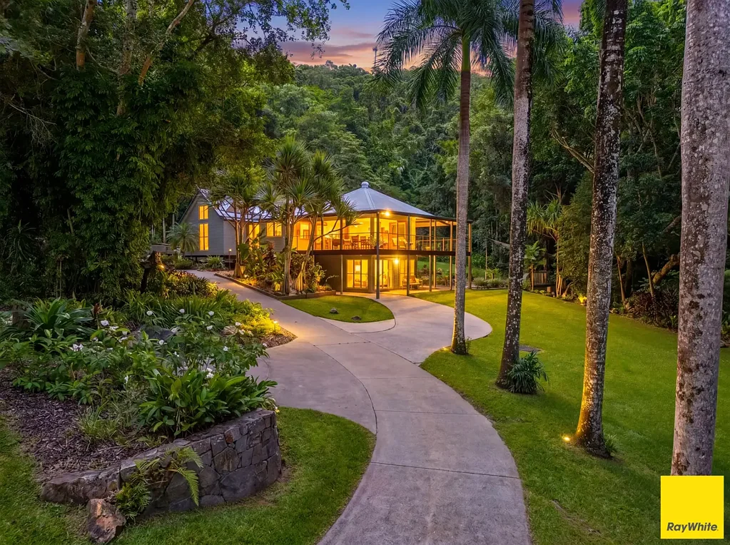 Smithfield 4 Slaapkamer Contemporary Queenslander with Dual Living Amidst Lush Rainforest