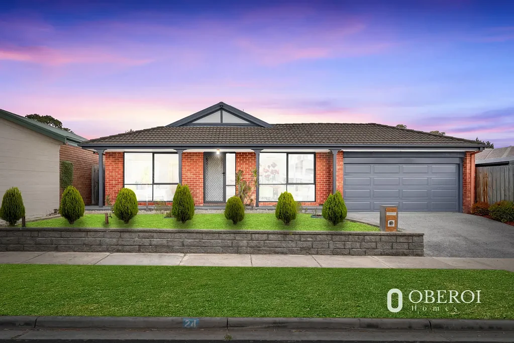 Frankston 4房 最近粉刷过 靠近海滩 宽敞497平米地块 四卧两卫 主卧独卫 开放式起居 现代厨房 管道冷暖 全围栏后院 户外娱乐空间 双车库 社区友好 Modern Living in a Prime Location!