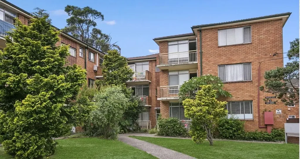 SUNNY AND MODERNISED TOP FLOOR APARTMENT