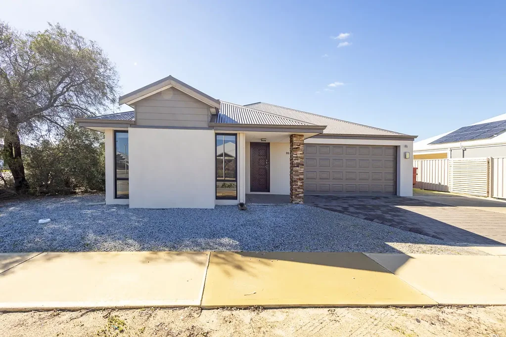 Modern established Beachridge Estate home with enormous shed!